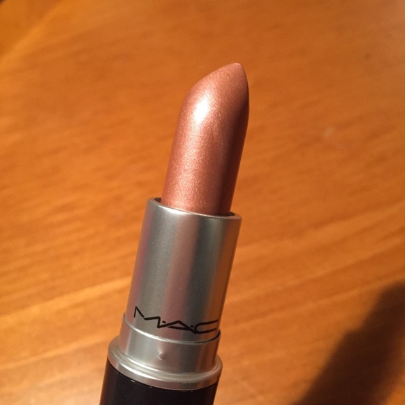 MAC Frost Lipstick Delish 👄 - Picture 5 of 8